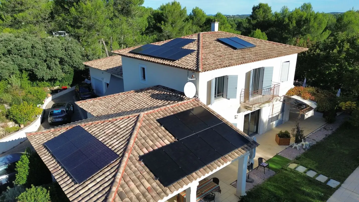 Vue de la toiture et des panneaux solaires