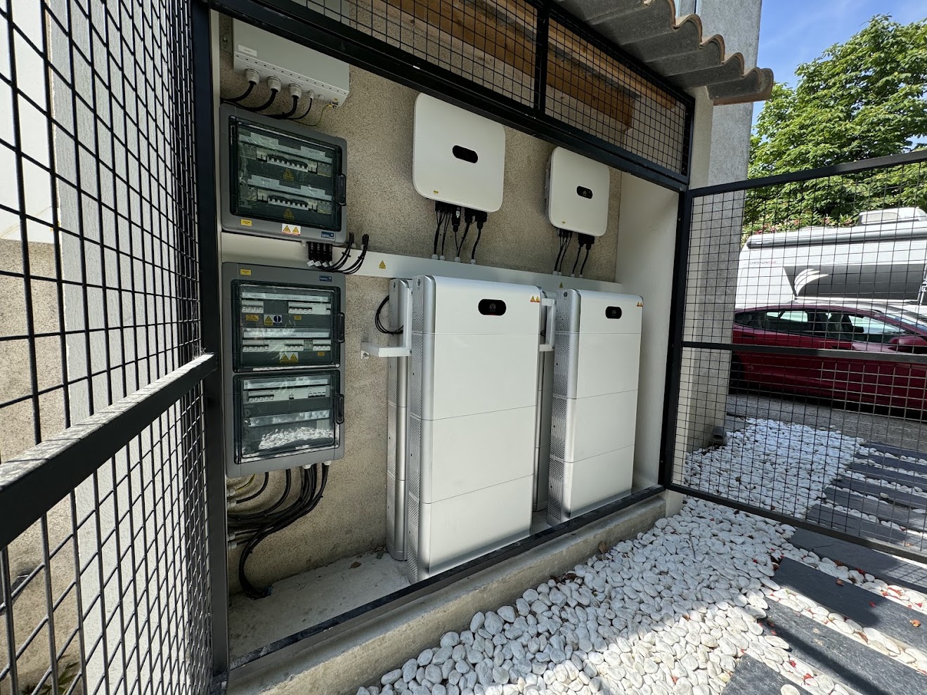 Onduleurs Huawei et batteries LUNA 60 kWh installation Captain Solar Caveirac