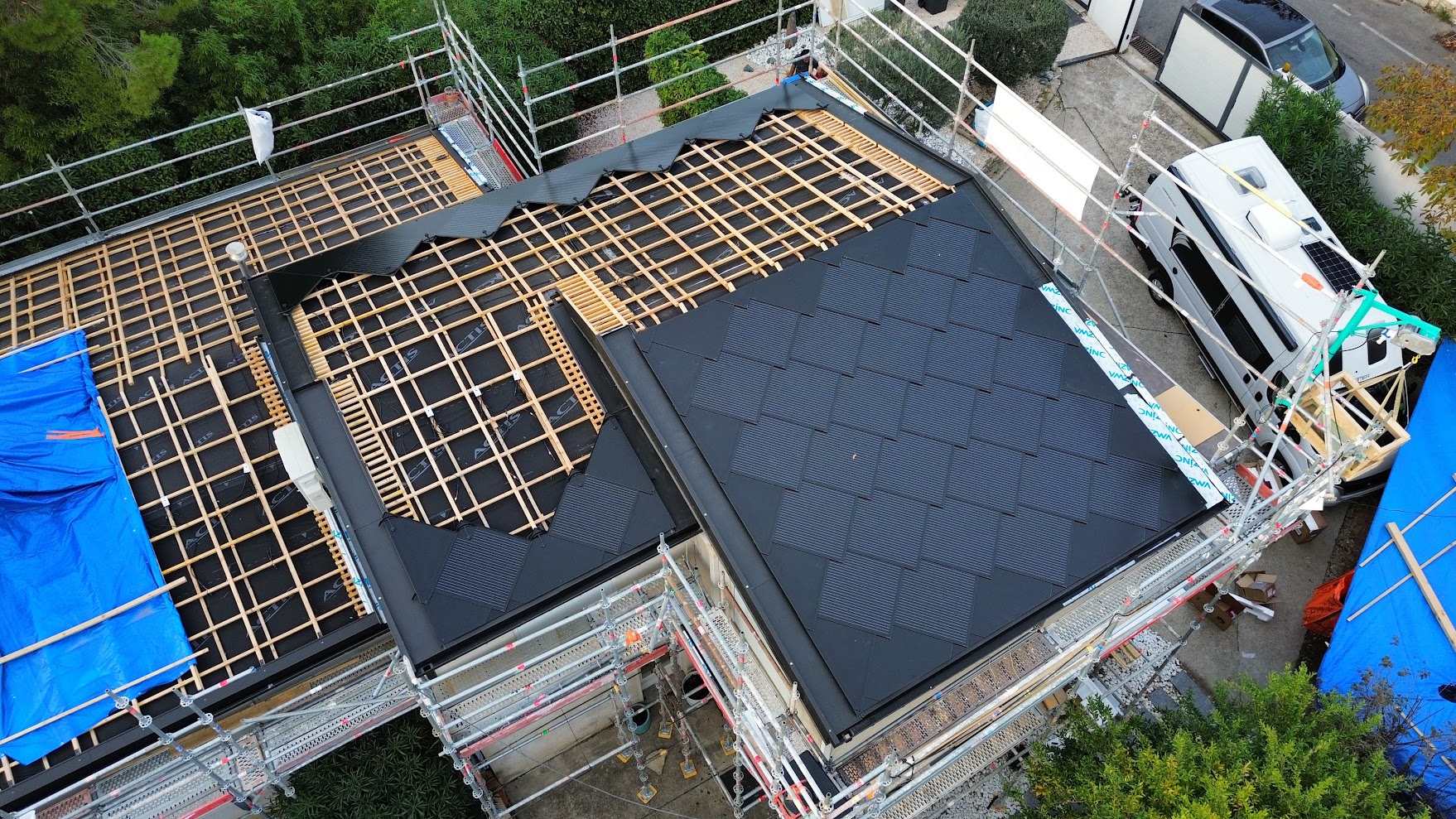 Toiture solaire Sunstyle 17 kWc avec 60 kWh de batteries Huawei à Caveirac