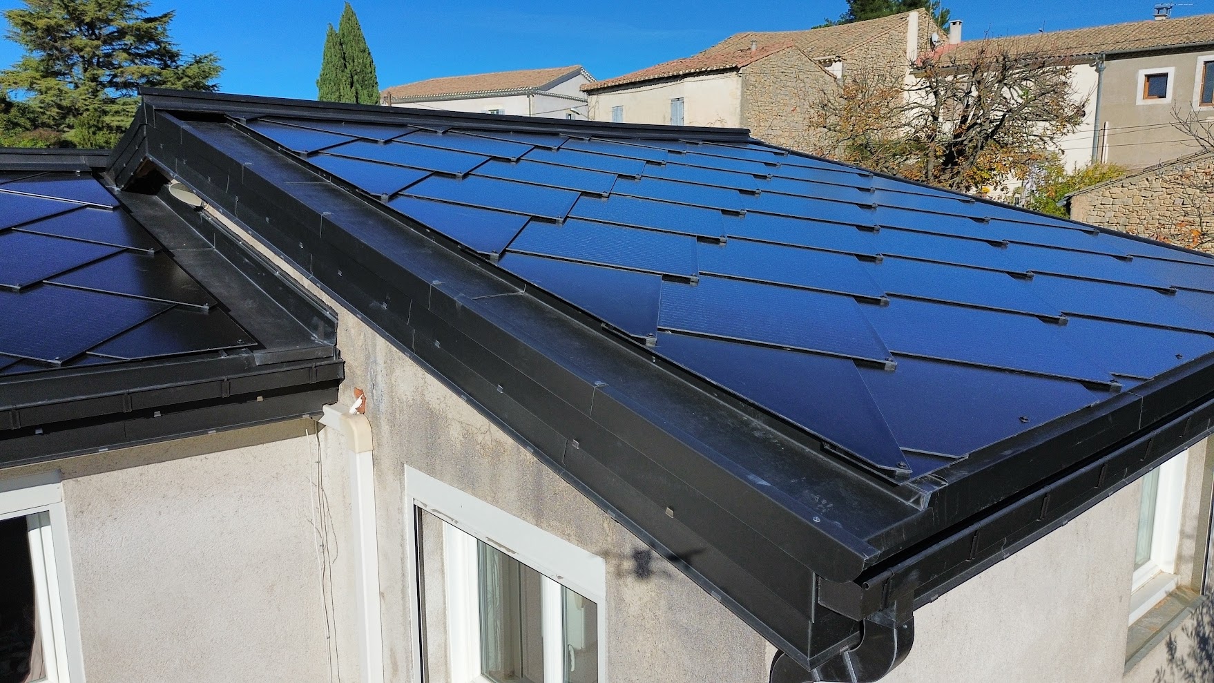 Vue aérienne toiture photovoltaïque Sunstyle 17 kWc Caveirac installation Captain Solar