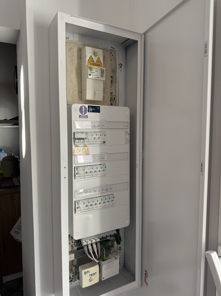 Tableau électrique refait avec habillage pour installation solaire Juvignac