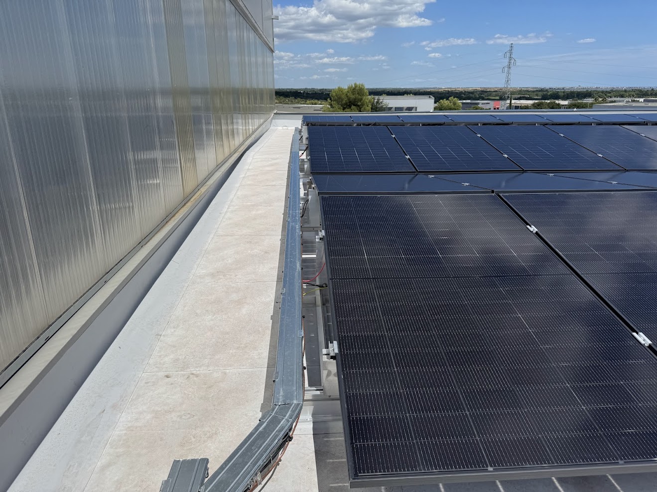 Détail fixation panneaux solaires EPC Nova Lite toiture plate Villeneuve-lès-Maguelone