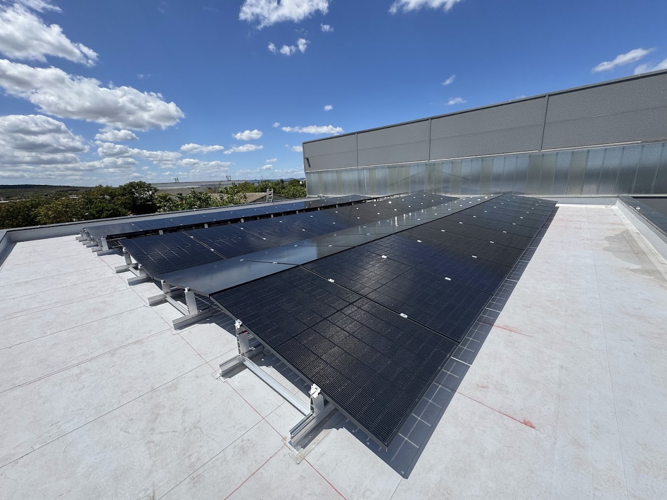 Installation panneaux photovoltaïques bâtiment industriel Captain Solar