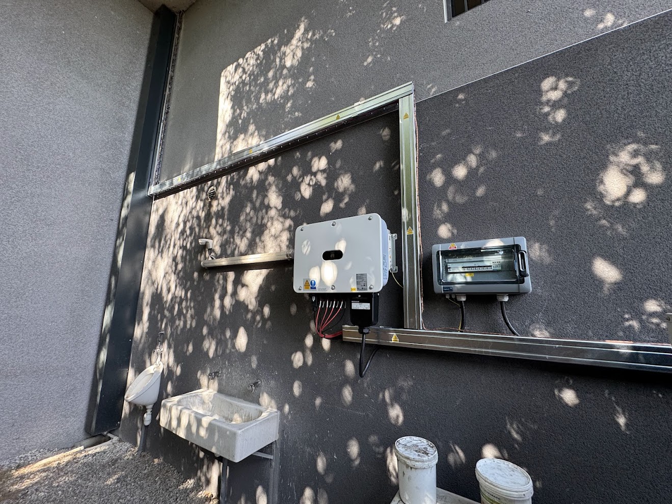 Rangées de panneaux solaires DMEGC 500 Wc installation professionnelle Captain Solar